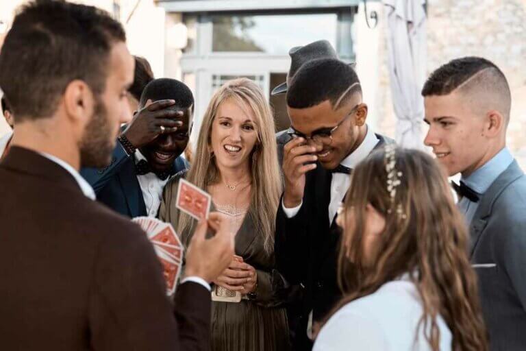 Pourquoi la magie et le mentalisme sont la touche d&rsquo;animation parfaite pour votre cocktail de mariage ?